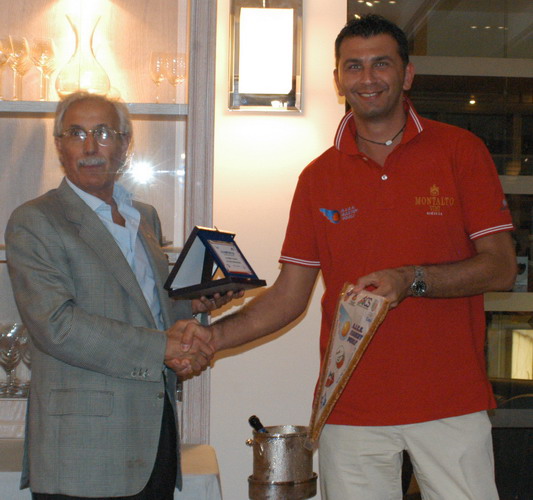 Il capitano Marco Gaiotti consegna al Titolare del Ristorante