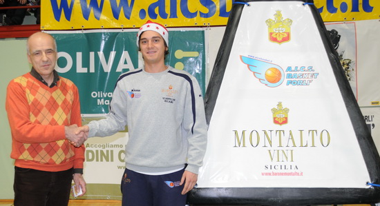 Giacomo Zondini premia il Sig. Galeotti Oreste vincitore del IIº premio della pesca-lotteria