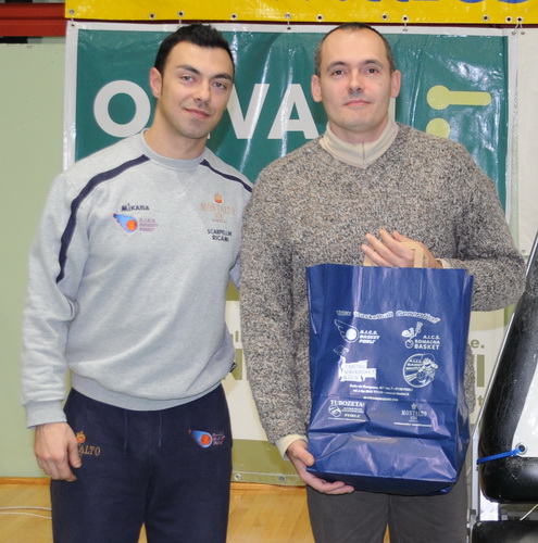Giuseppe Di Martino premia il Sig. Papi Davide vincitore del VIIº premio della pesca-lotteria