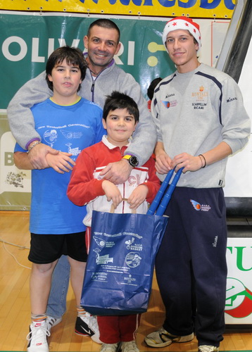 Luca Borra premia il Sig. Roncuzzi Marco vincitore del IXº premio della pesca-lotteria
