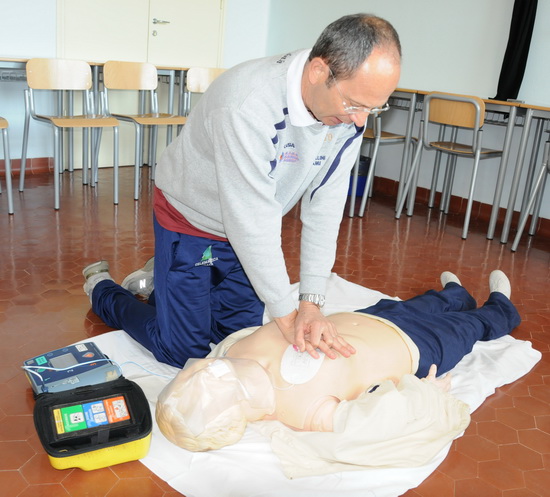 Il D.T. Fiorenzo Gattelli esegue l'RCP