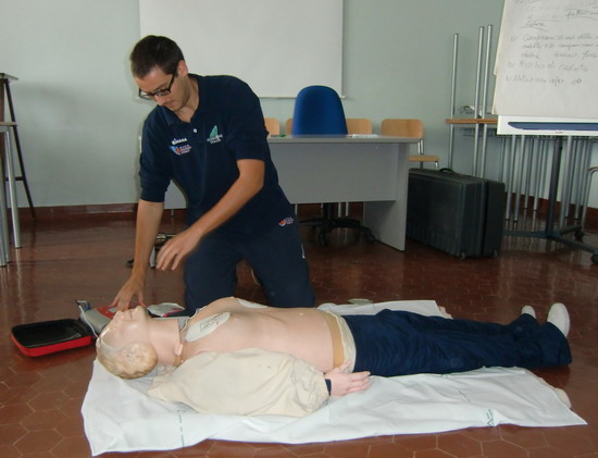 Il Responsabile del CMB Predappio Nicola Zamagni mentre effettua la scarica