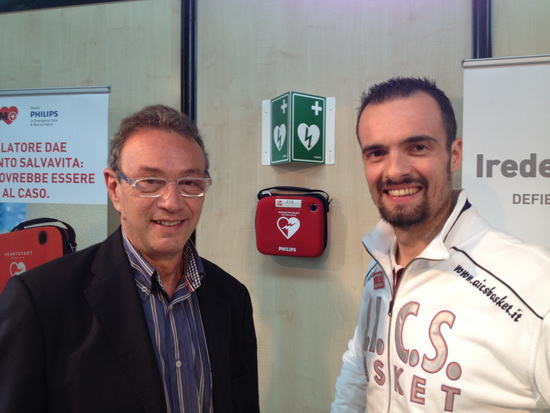 A sinistra Basile Tsamis, Sales Manager IREDEEM per Centro e Isole posa con Gabriele Ghetti, Presidente A.I.C.S. BASKET FORLI'