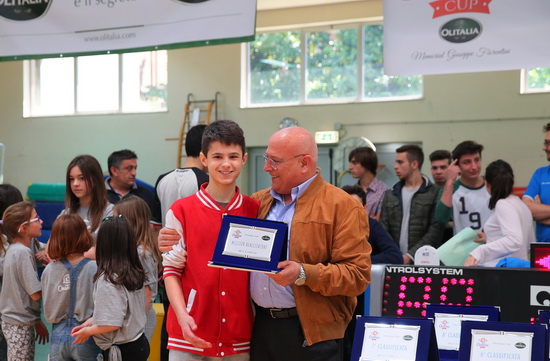 Carlo Campo (Firenze) premiato da Giuseppe Silvestrini come miglior realizzatore del torneo con 96 punti in cinque partite