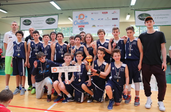 La squadra di OneTeam Forlì insieme a Simone Pierich e Francesco Paolin - giocatori Unieuro - seconda classificata