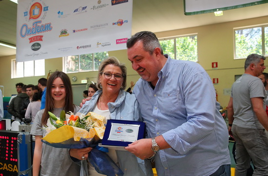 Marco Montanari, uno degli organizzatori, premia la signora Franca Fiorentini, vedova di Giuseppe, la persona a cui è intitolato il torneo