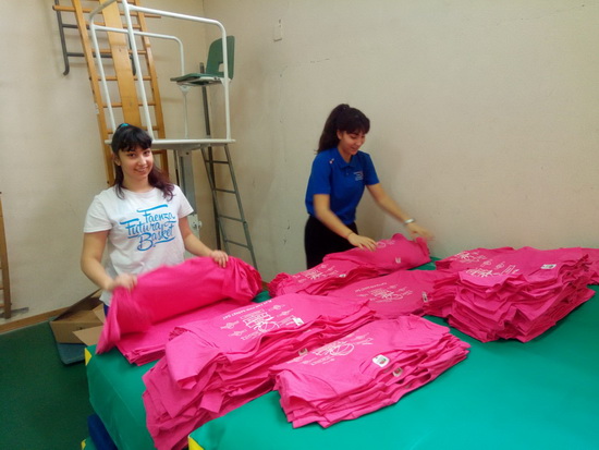 La preparazione delle t-shirt consegnate ad ogni partecipante in ricordo della bella giornata