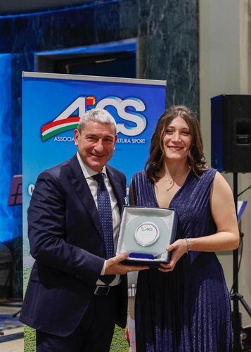L’On. Bruno Molea, Presidente Nazionale A.I.C.S., premia Francesca Ravaioli, atleta A.I.C.S. Basket Forlì