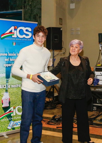Viviana Neri, Presidente A.I.C.S. Emilia-Romagna, premia Gianmarco Gori, atleta A.I.C.S. Junior Basket Forlì